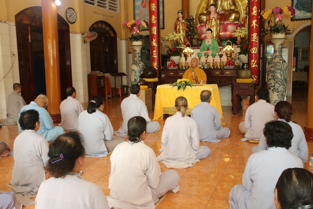 Thượng tọa Thích Giác Nguyên chia sẻ Phật pháp với đạo tràng Phật tử chùa Tân Bửu Thượng tọa Thích Giác Nguyên chia sẻ Phật pháp với đạo tràng Phật tử chùa Tân Bửu