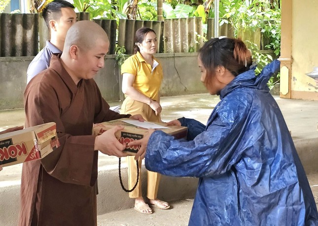 Đại đức Thích Thiện Tuấn trực tiếp trao những phần quà đến các hộ dân ảnh hưởng bởi mưa lũ Đại đức Thích Thiện Tuấn trực tiếp trao những phần quà đến các hộ dân ảnh hưởng bởi mưa lũ