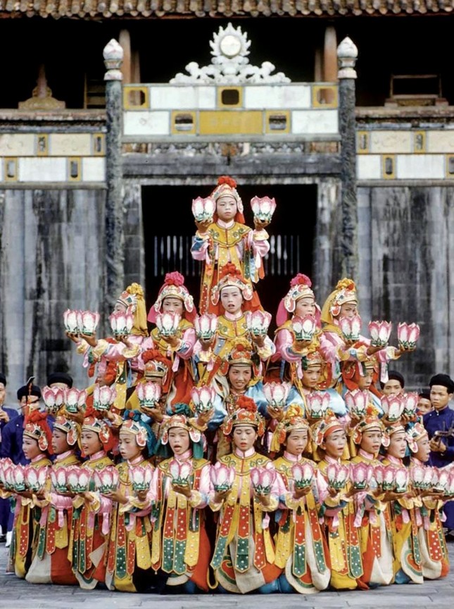 Vũ khúc “Lục cúng hoa đăng” do đội Ba Vũ trình diễn - Ảnh: John Dominis Vũ khúc “Lục cúng hoa đăng” do đội Ba Vũ trình diễn - Ảnh: John Dominis