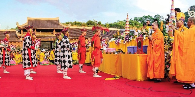 Vũ khúc "Lục cúng hoa đăng" trong thiền môn được trình diễn tại Đại lễ Vesak năm 2014 tại Bái Đính Vũ khúc "Lục cúng hoa đăng" trong thiền môn được trình diễn tại Đại lễ Vesak năm 2014 tại Bái Đính