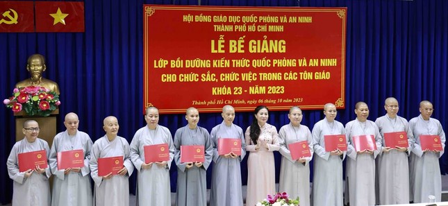 Bà Phan Kiều Thanh Hương trao Giấy chứng nhận đến các học viên Bà Phan Kiều Thanh Hương trao Giấy chứng nhận đến các học viên