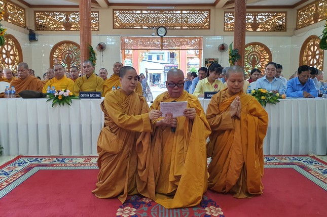 Sư cô Thích nữ Tùng Liên dâng lời phát nguyện Sư cô Thích nữ Tùng Liên dâng lời phát nguyện