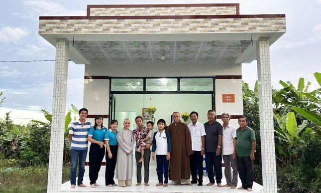 Thượng tọa Thích Tĩnh Triệt, Trưởng ban Trị sự GHPGVN H.Châu Thành, Sư cô Thích nữ Tâm Thường, đại diện chính quyền địa phương cùng mạnh thường quân chụp ảnh lưu niệm trước căn nhà mới khang trang của gia đình bà Hồng Thượng tọa Thích Tĩnh Triệt, Trưởng ban Trị sự GHPGVN H.Châu Thành, Sư cô Thích nữ Tâm Thường, đại diện chính quyền địa phương cùng mạnh thường quân chụp ảnh lưu niệm trước căn nhà mới khang trang của gia đình bà Hồng