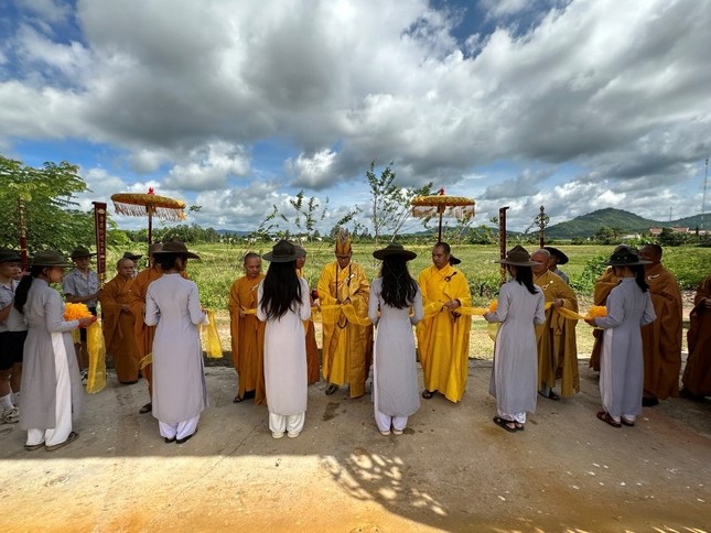 Cắt băng khánh thành cổng Tam quan Cắt băng khánh thành cổng Tam quan