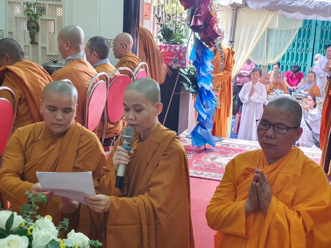 Sư cô Thích nữ Liên Cầu, tân trụ trì tịnh xá Ngọc Chung dâng lời phát nguyện Sư cô Thích nữ Liên Cầu, tân trụ trì tịnh xá Ngọc Chung dâng lời phát nguyện