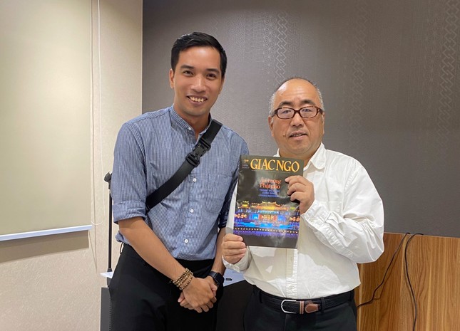 Tác giả Lương Hoàng tặng Báo Giác Ngộ đến Tiến sĩ Shine Toshihiko, Tùy viên Văn hóa Đại sứ quán Nhật Bản tại Việt Nam