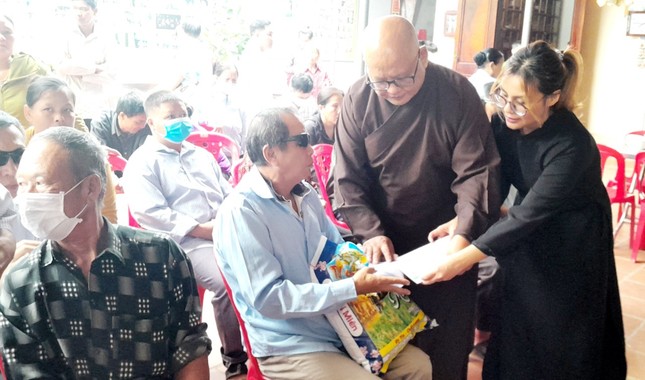Đại đức Thích Nguyên Quang và Phật tử Nguyễn Thị Hảo trao quà đến người khiếm thị Đại đức Thích Nguyên Quang và Phật tử Nguyễn Thị Hảo trao quà đến người khiếm thị