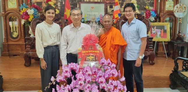 Đoàn lãnh đạo Ủy ban MTTQVN tỉnh Trà Vinh chúc mừng lễ Sene Đôn-ta tại chùa Âng Đoàn lãnh đạo Ủy ban MTTQVN tỉnh Trà Vinh chúc mừng lễ Sene Đôn-ta tại chùa Âng