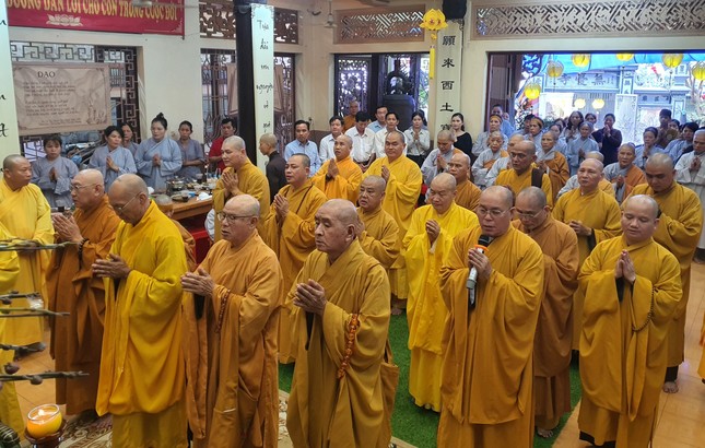 Chư tôn giáo phẩm nhất tâm cầu nguyện