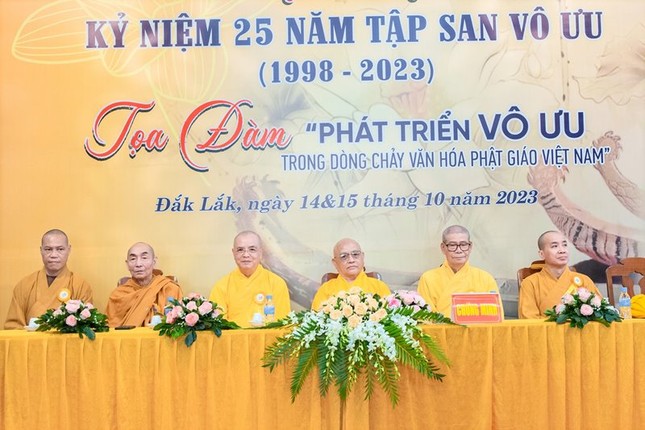 Chư tôn đức chứng minh buổi lễ Chư tôn đức chứng minh buổi lễ