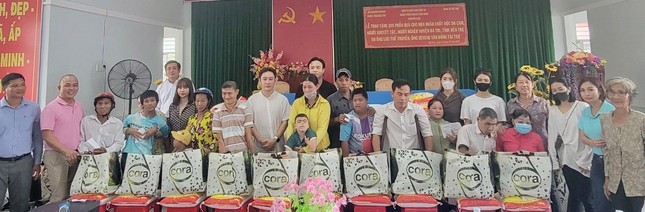 Trao quà đến bà con tại H.Ba Tri, Bến Tre