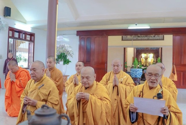 Hòa thượng Thích Thiện Nhơn, Chủ tịch Hội đồng Trị sự cùng chư tôn giáo phẩm Hội đồng Trị sự, Văn phòng II T.Ư thắp hương tưởng niệm Trưởng lão Hòa thượng Thích Tắc An, vào chiều ngày 17-10 Hòa thượng Thích Thiện Nhơn, Chủ tịch Hội đồng Trị sự cùng chư tôn giáo phẩm Hội đồng Trị sự, Văn phòng II T.Ư thắp hương tưởng niệm Trưởng lão Hòa thượng Thích Tắc An, vào chiều ngày 17-10