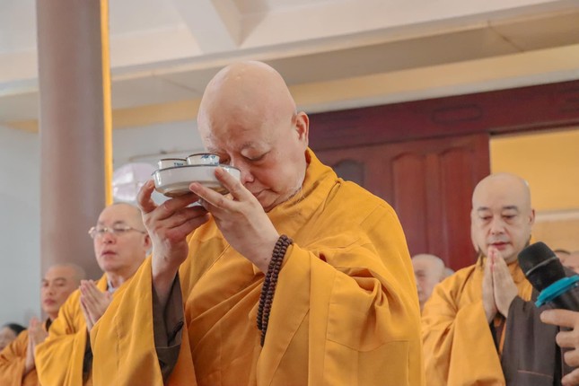 Hoà thượng Thích Lệ Trang, Trưởng ban Trị sự GHPGVN TP.HCM dâng trà cúng dường Hoà thượng Thích Lệ Trang, Trưởng ban Trị sự GHPGVN TP.HCM dâng trà cúng dường