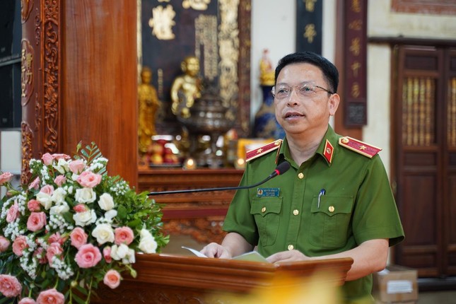 Thiếu tướng Nguyễn Hồng Ky thông tin đến chư Tăng Ni về những tiện ích của việc sử dụng ứng dụng VNeID