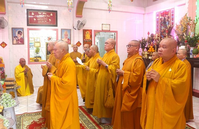 Chư tôn giáo phẩm thắp hương tưởng niệm