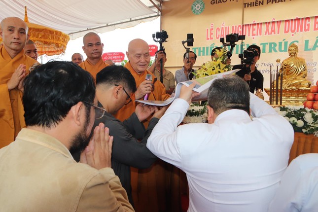 Hòa thượng Trưởng ban Quản trị Thiền phái Trúc Lâm trao sơ đồ kiến trúc cho đội ngũ kỹ sư thi công Hòa thượng Trưởng ban Quản trị Thiền phái Trúc Lâm trao sơ đồ kiến trúc cho đội ngũ kỹ sư thi công