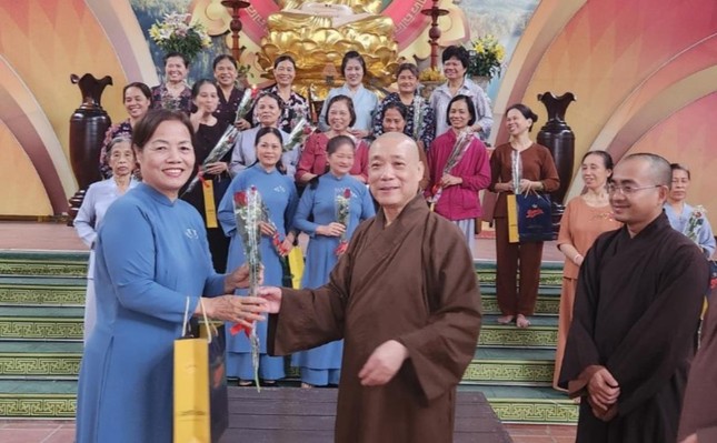 Hoà thượng Thích Bảo Nghiêm tặng hoa, quà đến các bà, các cô công quả tại chùa Bằng