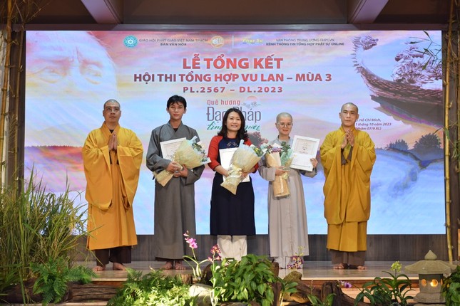 Trao các giải thưởng ở thể loại thơ Trao các giải thưởng ở thể loại thơ