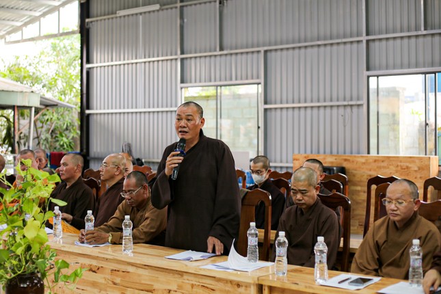Chư Tăng phát biểu đóng góp ý kiến Chư Tăng phát biểu đóng góp ý kiến