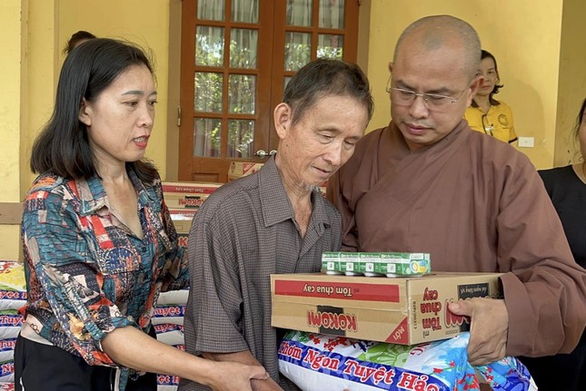 Đại đức Thích Định Tuệ tận tay trao quà đến người khiếm thị