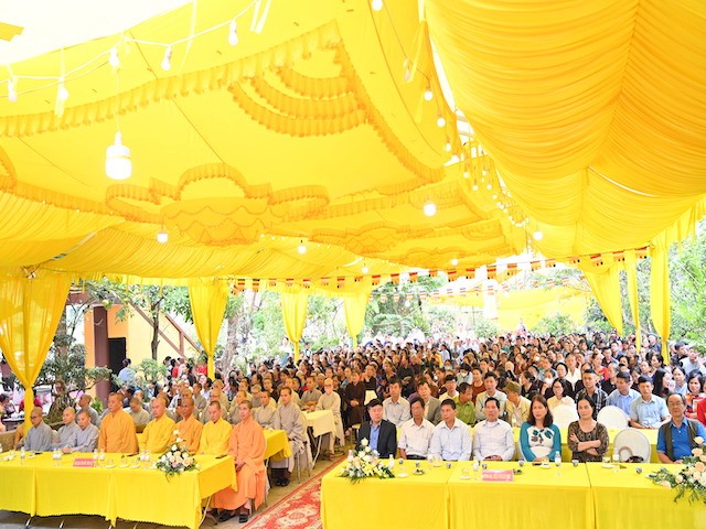 Chư Tăng Ni, đại biểu, Phật tử và nhân dân địa phương tham dự buổi lễ Chư Tăng Ni, đại biểu, Phật tử và nhân dân địa phương tham dự buổi lễ