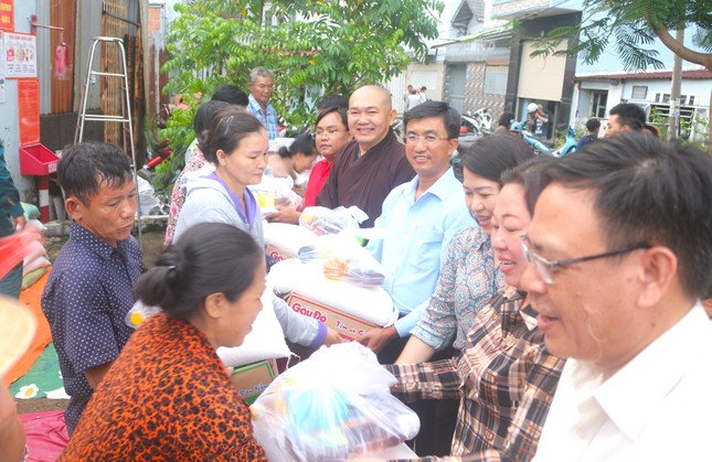 Thượng tọa Thích Lệ Quang cùng đại diện lãnh đạo chính quyền Q.8 và phường sở tại tặng quà đến bà con Thượng tọa Thích Lệ Quang cùng đại diện lãnh đạo chính quyền Q.8 và phường sở tại tặng quà đến bà con