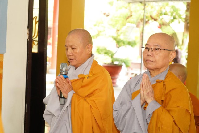 Ni trưởng Thích nữ Hạnh Phước, phó trụ trì thiền viện Viên Chiếu đại diện môn đồ pháp quyến dâng lời tưởng niệm Ni trưởng Thích nữ Hạnh Phước, phó trụ trì thiền viện Viên Chiếu đại diện môn đồ pháp quyến dâng lời tưởng niệm