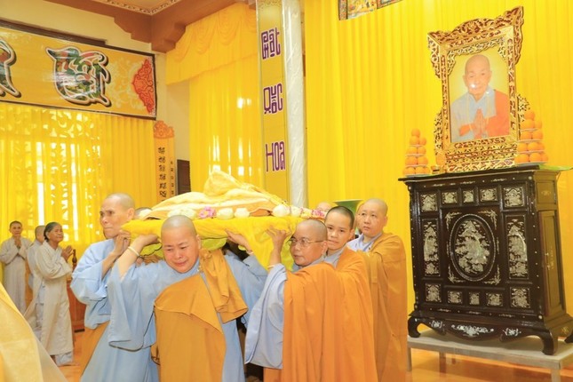 Môn đồ pháp quyến cung thỉnh nhục thân cố Ni trưởng Thích nữ Tâm Hậu nhập kim quan Môn đồ pháp quyến cung thỉnh nhục thân cố Ni trưởng Thích nữ Tâm Hậu nhập kim quan