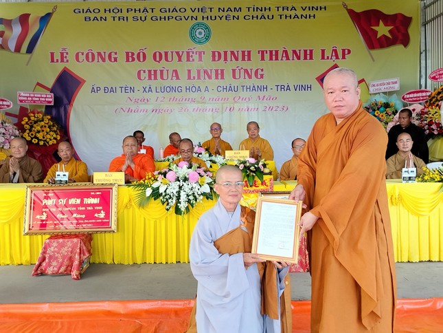 Trao quyết định quản lý chùa Linh Ứng đến Sư cô Thích nữ Thiên Thanh Trao quyết định quản lý chùa Linh Ứng đến Sư cô Thích nữ Thiên Thanh