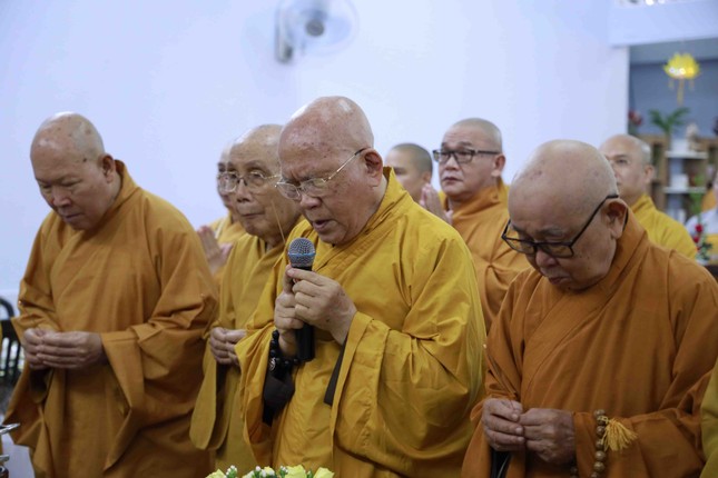 Chư tôn Trưởng lão Hòa thượng thắp hương tưởng niệm Chư tôn Trưởng lão Hòa thượng thắp hương tưởng niệm