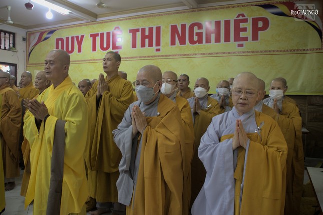 Chư Ni nhất tâm cầu nguyện Chư Ni nhất tâm cầu nguyện