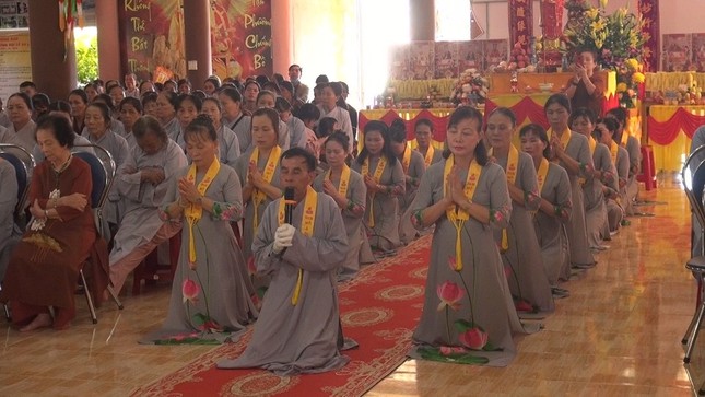 Đại diện Phật tử dâng lời phát nguyện Đại diện Phật tử dâng lời phát nguyện