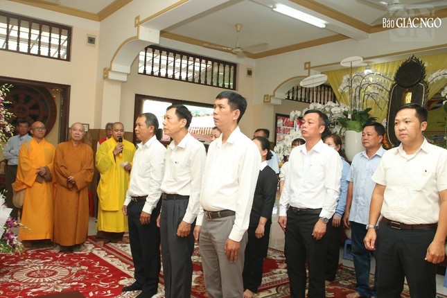 Đại diện lãnh đạo chính quyền P.An Lạc viếng tang