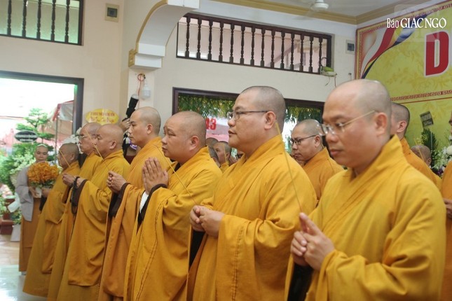 Chư tôn đức thắp hương tưởng niệm