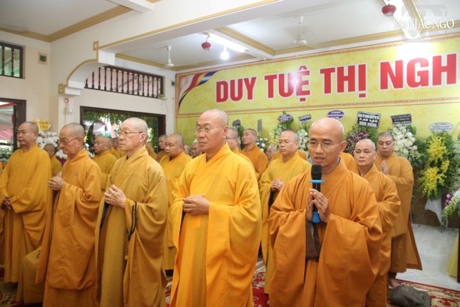 Thượng tọa Thích Thiện Quý thay mặt phái đoàn có lời cầu nguyện và phân ưu đến chư Ni, môn đồ pháp quyến và thế quyến của cố Ni sư