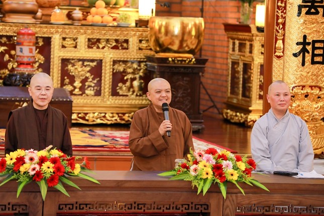 Ni sư Thích nữ Hương Nhũ sinh hoạt với các khóa sinh tham dự khóa tu