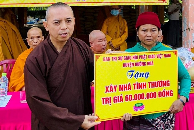 Đại đức Thích Từ Luận trao bảng tượng trưng hỗ trợ kinh phí xây dựng nhà tình thương