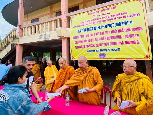 Hòa thượng Thích Giác Pháp cùng chư Tăng trong phái đoàn trao quà đến bà con nghèo