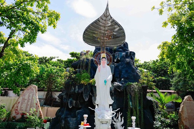 Tôn tượng có chiều cao khoảng 4m, phần đế hình rồng cao khoảng 2m, được xây dựng vào năm 1982