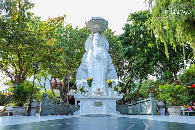 Tôn tượng Bồ-tát Quán Thế Âm uy nghiêm giữa sân chùa, xung quanh là các bức phù điêu bằng đá xanh Bửu Long mang đặc trưng nghệ thuật điêu khắc đá Nam Bộ