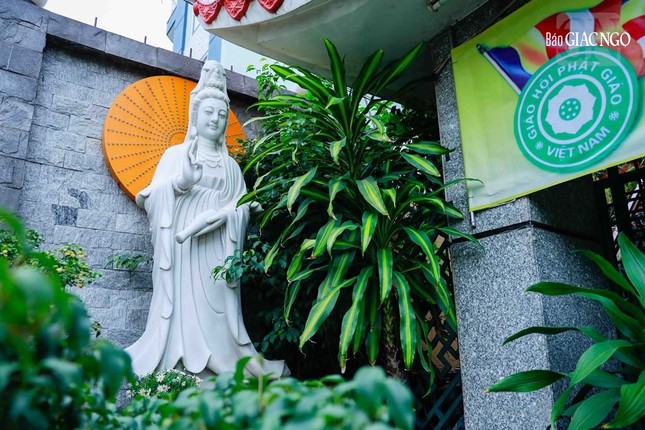 Tượng Quán Âm lộ thiên đặt trước cổng chùa