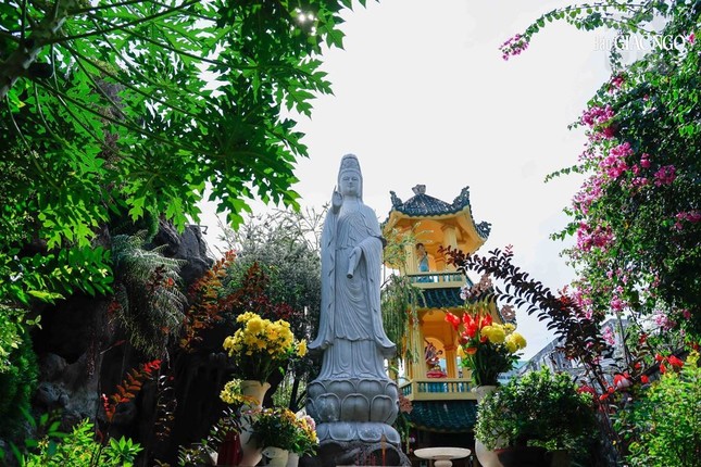 Ngài là điểm tựa tâm linh, cứu khổ ban vui