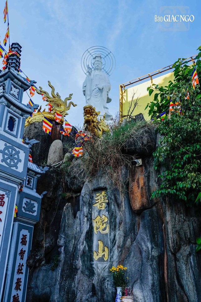 Tượng Quán Âm cưỡi rồng, trên ngọn giả sơn, được xây dựng từ năm 2004