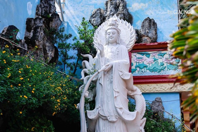 Tôn tượng Quán Âm được tạc từ đá non nước
