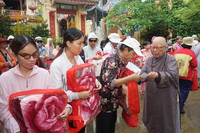 Ni trưởng Thích nữ Diệu Cảnh tận tay trao quà đến người khiếm thị