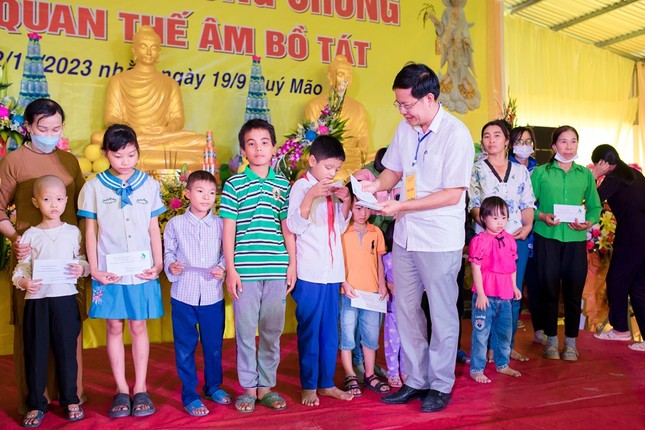 Trao quà đến các em học sinh có hoàn cảnh khó khăn, trẻ mồ côi là con em Phật tử Trao quà đến các em học sinh có hoàn cảnh khó khăn, trẻ mồ côi là con em Phật tử