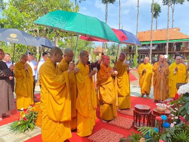 Chư tôn đức cử hành nghi thức sái tịnh Chư tôn đức cử hành nghi thức sái tịnh