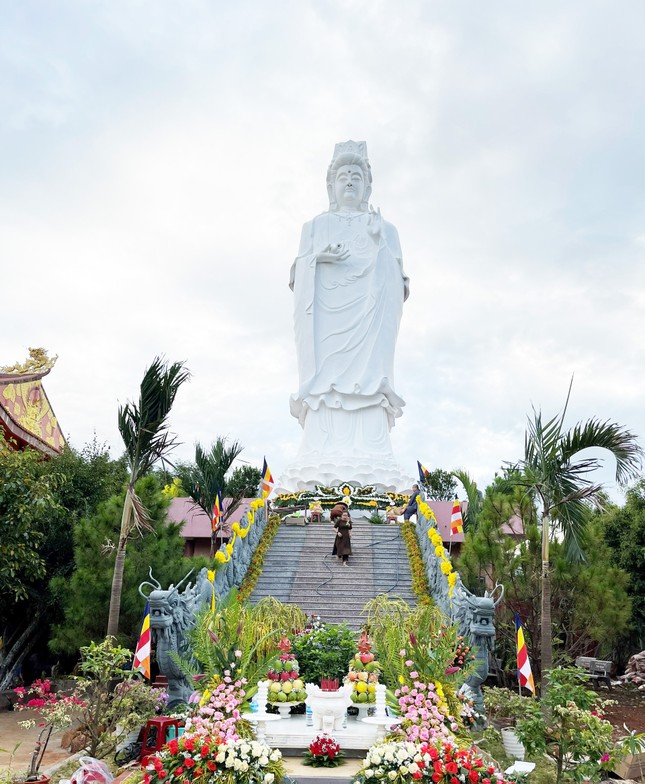 Tôn tượng Bồ-tát Quán Thế Âm trong khuôn viên chùa Phước Viên