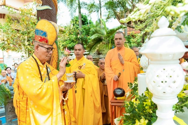 Hòa thượng Thích Châu Quang cử hành nghi thức sái tịnh Hòa thượng Thích Châu Quang cử hành nghi thức sái tịnh