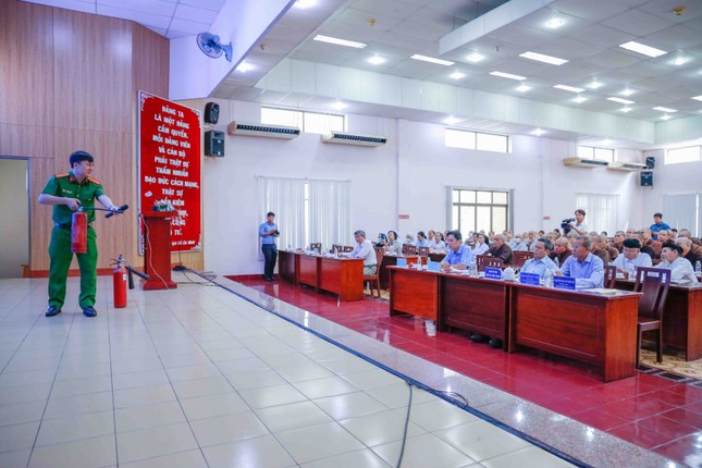 Thiếu tá Trần Anh Quang hướng dẫn sử dụng bình chữa cháy